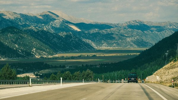 What are the signs of alternator failure in British-made commercial vans?